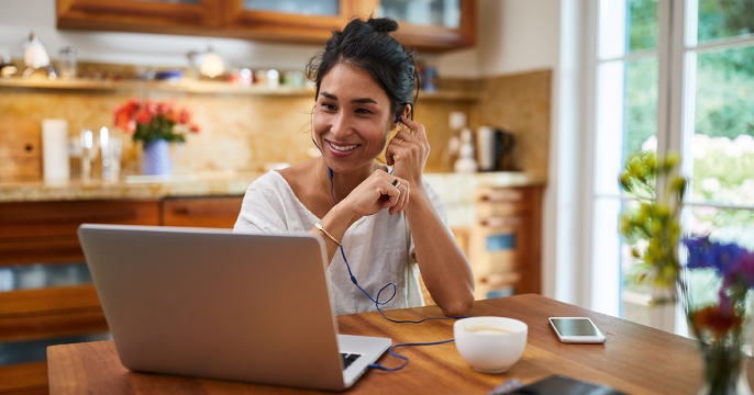 PIA Frau telefoniert am PC
