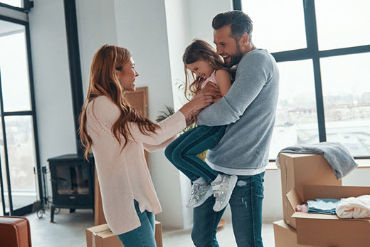 PIA Junges Familie zieht in neues Zuhause um